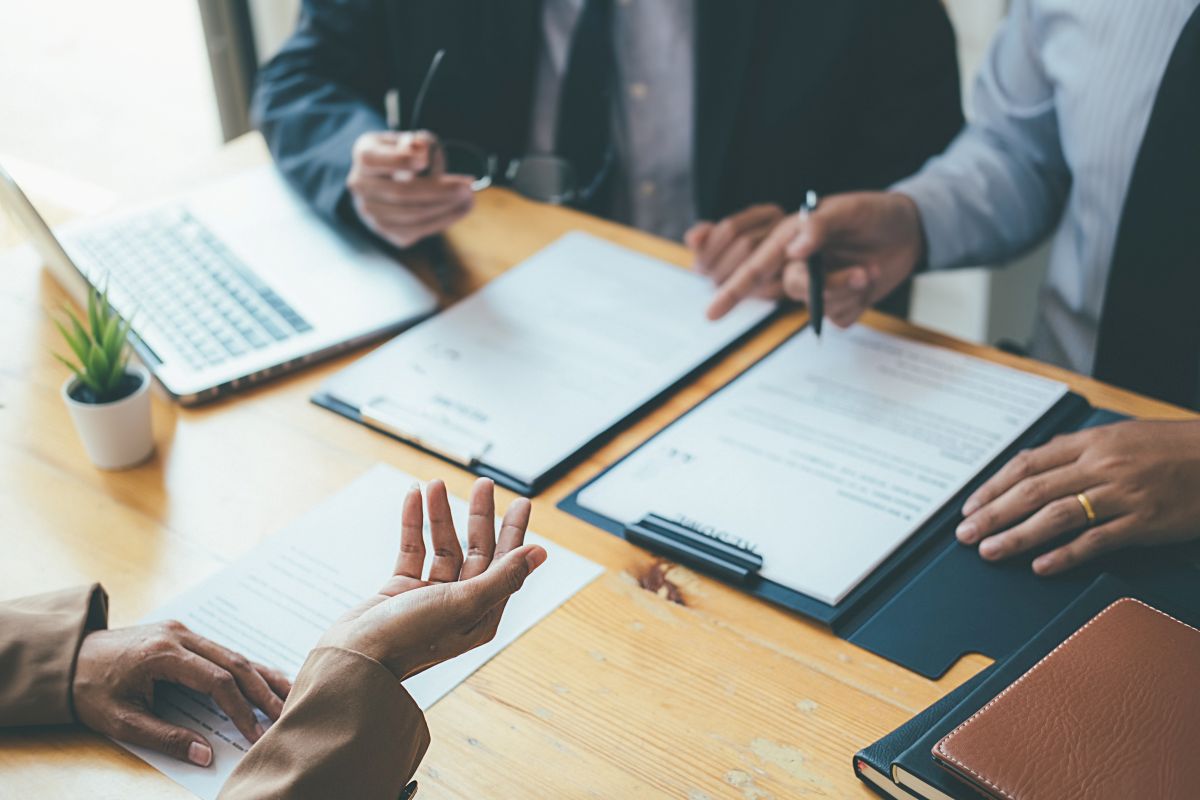 インフレとエネルギー価格の上昇を示すイメージ